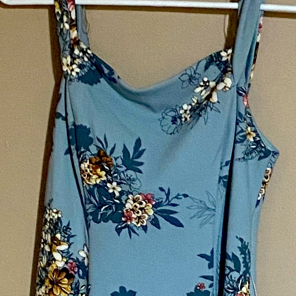 Pretty knee length spring dress.